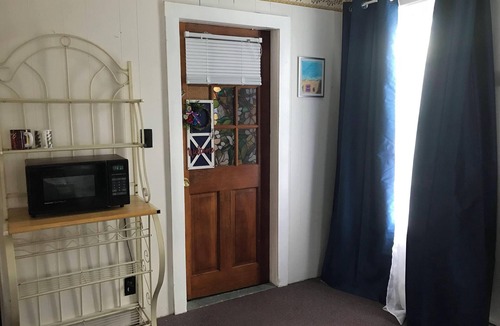 Richmond Apartment | Cozy 1-bdrm apartment in Colonial Home in Richmond, NH.