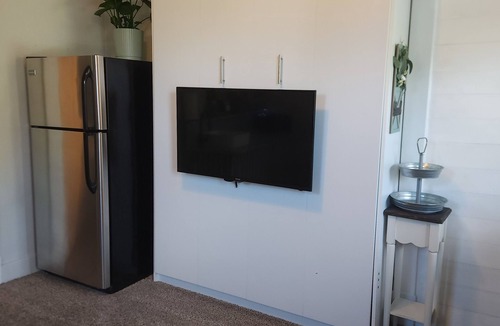Cave Springs Apartment | Cozy 1-bedroom 1910 efficiency apartment in charming Cave Springs with AC