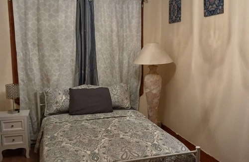 New Britain House | cozy 1 bedroom 3rd floor nice quiet and conveniently located next to everything.