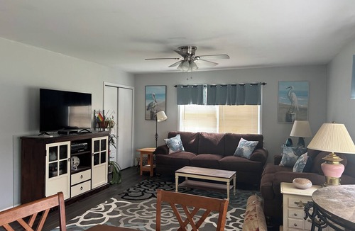 Calverton Apartment | Cozy 1-bedroom apartment in Private Home in Baiting Hallow with AC