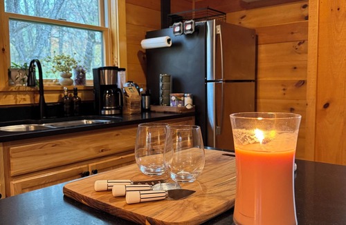 Green Mountains Cabin | Cozy 1-bedroom cabin 20 minutes from Jay Peak