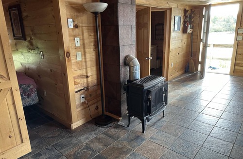 East Machias Cabin | Cozy 1 bedroom cabin a few steps from Gardner Lake