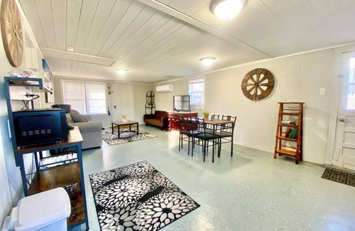 Benton Cottage | Cozy 1-bedroom cottage in welcoming Calvert City with AC and heat