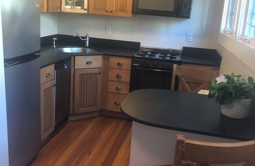 Wellesley Hills Apartment | Cozy 1 bedroom in great Wellesley location. 1block from the commuter rail.