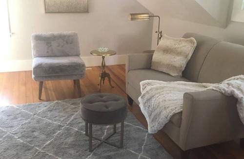 Wellesley Hills Apartment | Cozy 1 bedroom in great Wellesley location. 1block from the commuter rail.