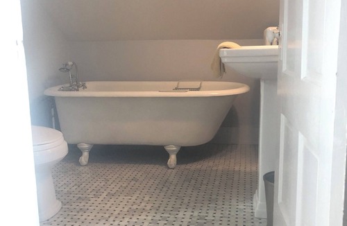 Wellesley Hills Apartment | Cozy 1 bedroom in great Wellesley location. 1block from the commuter rail.