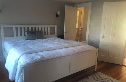 Wellesley Hills Apartment | Cozy 1 bedroom in great Wellesley location. 1block from the commuter rail.