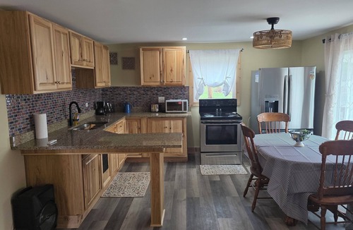 Glouster Cabin | Cozy 2-bedroom cabin in burroak state park with AC and hot tub,