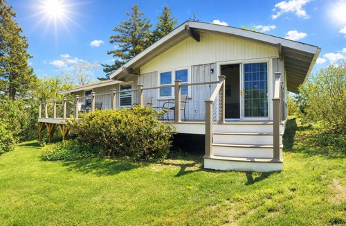 Bailey Island Cottage | Cozy 2 bedroom cottage with beautiful views of Mackerel Cove!