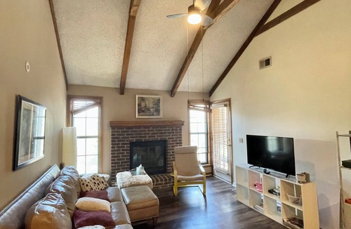 Shawnee Condo | Cozy 2-bedroom condo overlooking pool area in lovely Shawnee