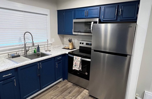 Lee's Summit House | Cozy 2 Bedroom Home on the edge of down town Lees Summit