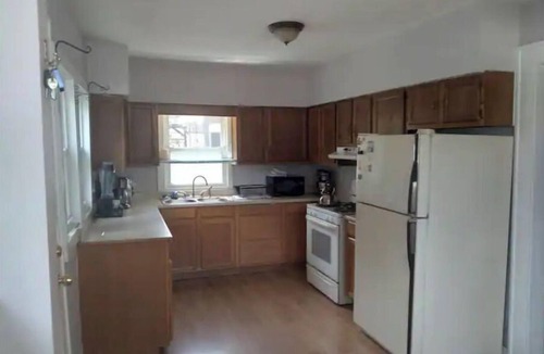 Highland Square Apartment | Cozy 2 bedroom in Highland Square, pets welcome!