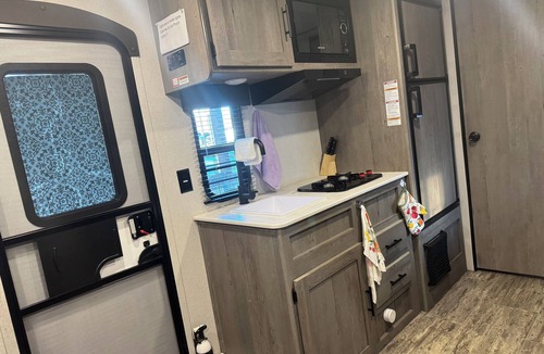 Pipestem House | Cozy 2-bedroom RV in amazing Pipestem with AC, WiFi and Heat Smart TV