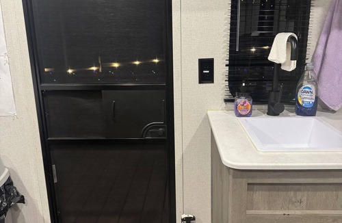 Pipestem House | Cozy 2-bedroom RV in amazing Pipestem with AC, WiFi and Heat Smart TV