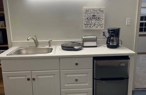 Salem Apartment | Cozy 2 beds, 1 Sofa bed, Apartment with Garage in Charming Salem.