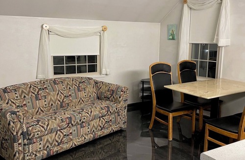 Salem Apartment | Cozy 2 beds, 1 Sofa bed, Apartment with Garage in Charming Salem.