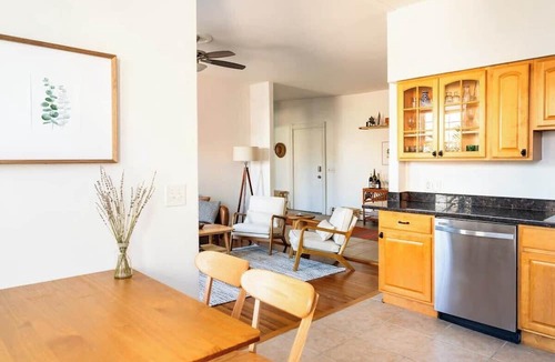 Off Broadway Apartment | Cozy 2BR/2BA Apt on Broadway