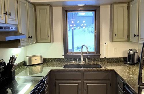 Stowe Area Condo | Cozy 2BR 2BA: Ski to Toll House Lift and back home!