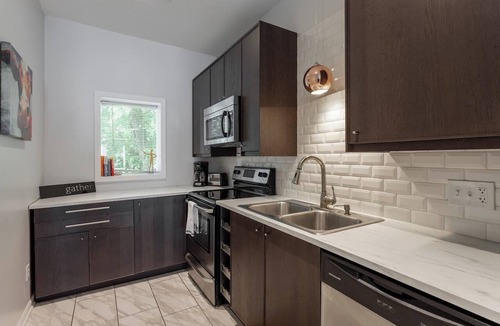 Southmoreland Condo | Cozy 2nd Floor unit Near Plaza and Westport | 08
