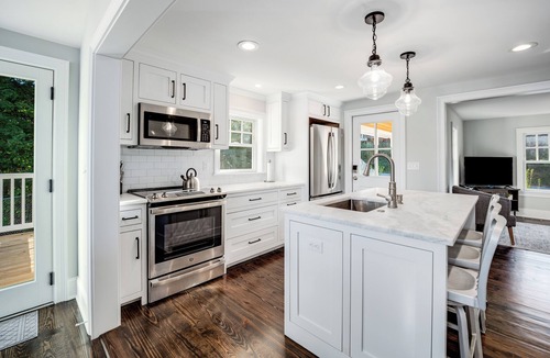South Glastonbury Cottage | Cozy 3-bedroom River Front cottage in Rocky Hill CT