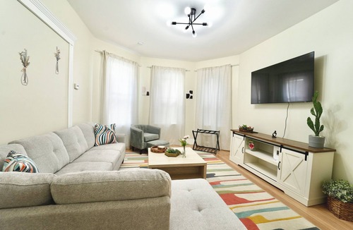East Somerville House | Cozy 4BD/2BA Near Boston-Encore-T-Station & Diners