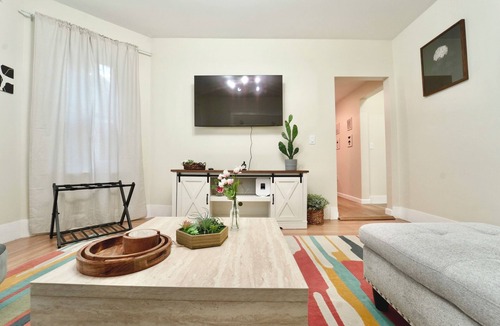 East Somerville House | Cozy 4BD/2BA Near Boston-Encore-T-Station & Diners