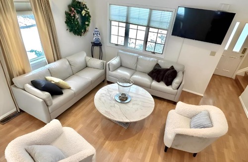 Port Washington House | Cozy 4BR 3BA Home- Train to NYC, USOpen, CitiField Mets, MSG, Walk to Harbor & Golf