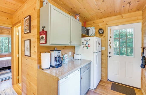 Prospect Harbor Cabin | Cozy Acadia Area Cabin, Walk to Beach & Lighthouse