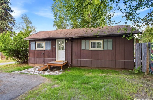 Northeast Anchorage Apartment | Cozy Anchorage Cabin, Full Kitchen & Deck