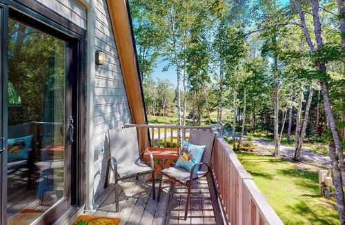 Lamoine Cabin | Cozy and modern hideaway - walk to the beach - fast WiFi & washer/dryer