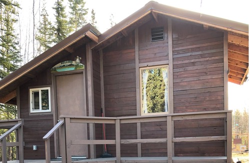 Houston Cabin | Cozy and Quiet One Bedroom Cabin 1/2 mile off Parks Highway mile 57 in Houston.