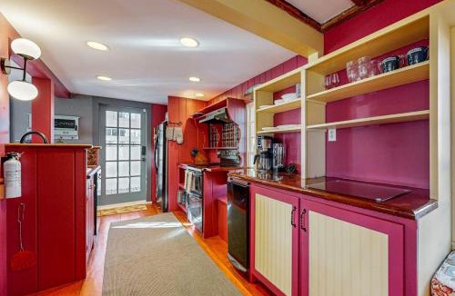 Wiscasset House | Cozy Apartment Near The River: Walk to Town & Local Attractions