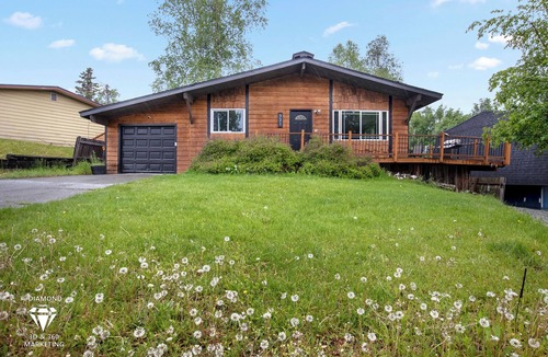 Russian Jack Park House | Cozy Arctic Den w/Hot Tub, 10 min from downtown