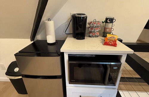 East Haven Apartment | Cozy attic 1-bedroom apartment in fantastic New Haven with AC