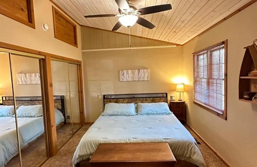 Lowell House | Cozy Beaver Lake Getaway