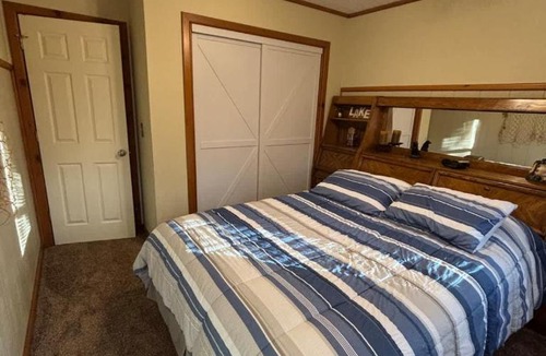 Lowell House | Cozy Beaver Lake Getaway