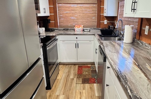 East Fultonham Cabin | Cozy Cabin Escape w/Hot Tub, King Bed & Fire Pit