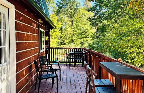East Fultonham Cabin | Cozy Cabin Escape w/Hot Tub, King Bed & Fire Pit