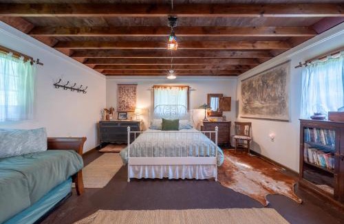 Terra Alta House | Cozy Cabin w Pavilion Deck Fireplace & FirePit