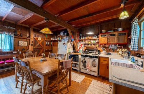 Terra Alta House | Cozy Cabin w Pavilion Deck Fireplace & FirePit