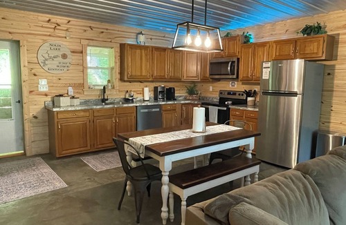 Lindseyville Cabin | Cozy Cabin with hot tub, just minutes from Nolin lake and Mammoth Cave park!