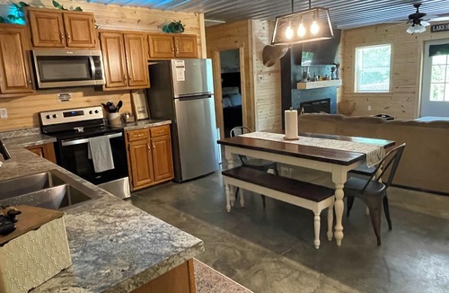 Lindseyville Cabin | Cozy Cabin with hot tub, just minutes from Nolin lake and Mammoth Cave park!