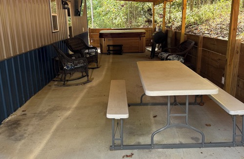 Lindseyville Cabin | Cozy Cabin with hot tub, just minutes from Nolin lake and Mammoth Cave park!