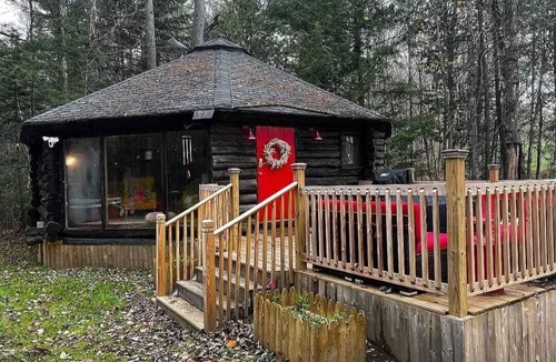 Lyndon Center Cabin | Cozy Cabin with a Stream