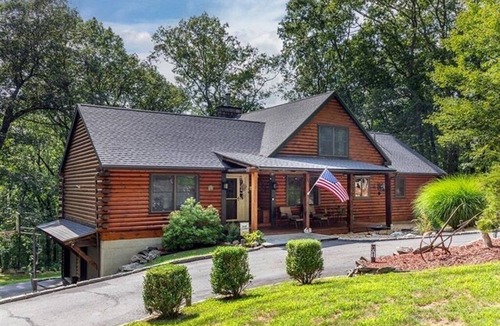 Danbury House | Cozy Candlewood Lake Cabin — Family + Friend Retreat