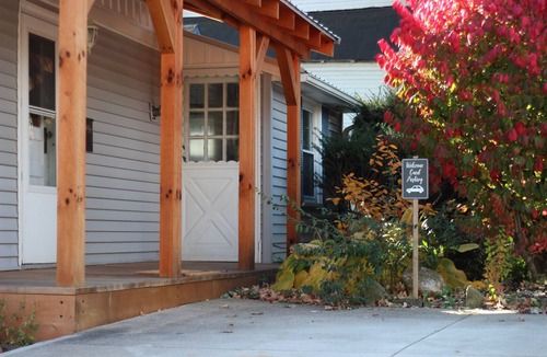 Bellville Cottage | Cozy Carriage House with an Urban Cabin Ambiance