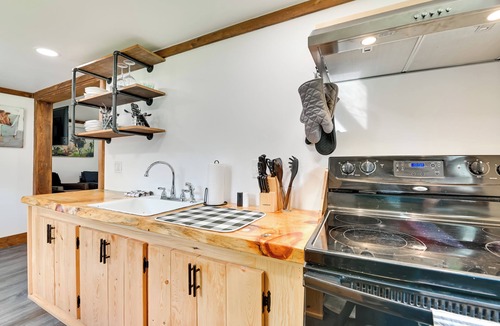 East Durham Cabin | Cozy Catskills Cabin - 12 Mi to Windham Mountain!
