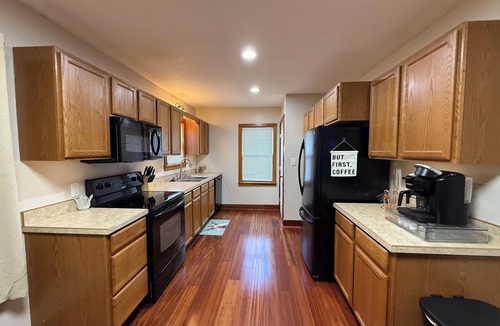 Salina Cottage | Cozy Corner Cottage - 4 Bed/2 Bath No Cleaning Fee!