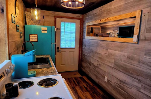 Cub Run Cottage | Cozy Cottage Close To Mammoth Cave. Boat Ramp, Master Suite, Pergola, Peaceful.