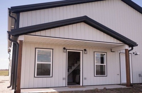 Brookfield Apartment | CoZy Cottage in the heart of Linn County! Sleeps 5 and DELUXE spa-like bathroom!